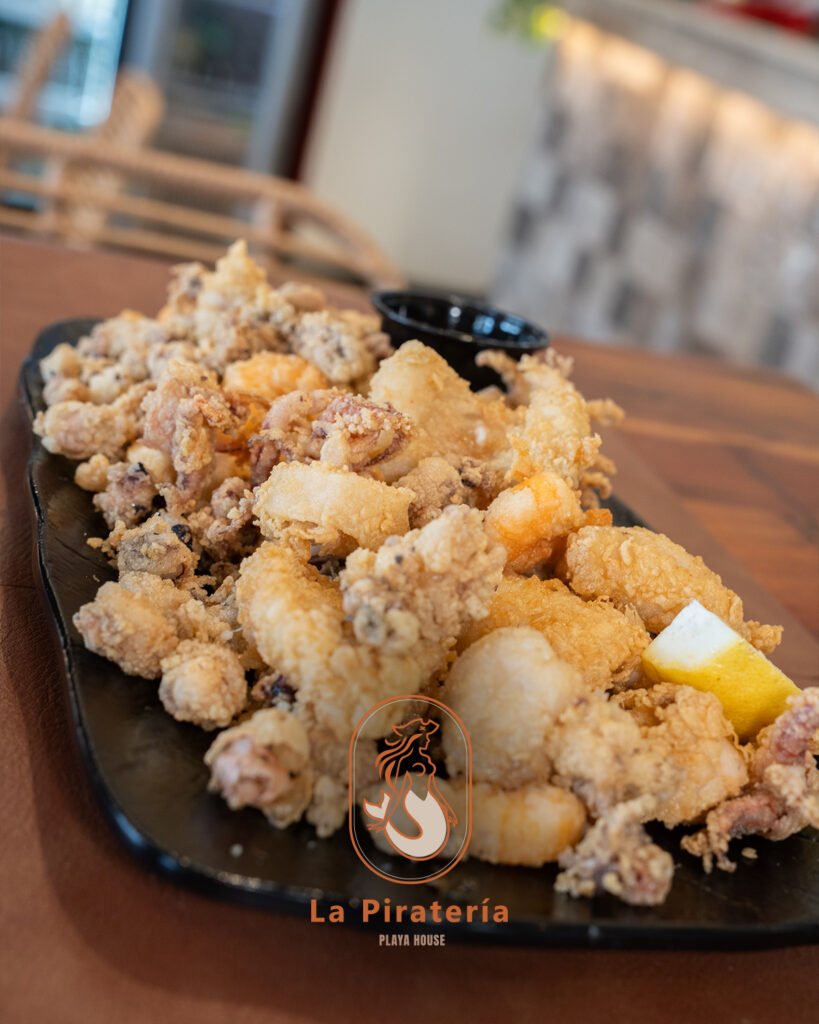 Fritura malagueña de calamares y calamaritos con limón