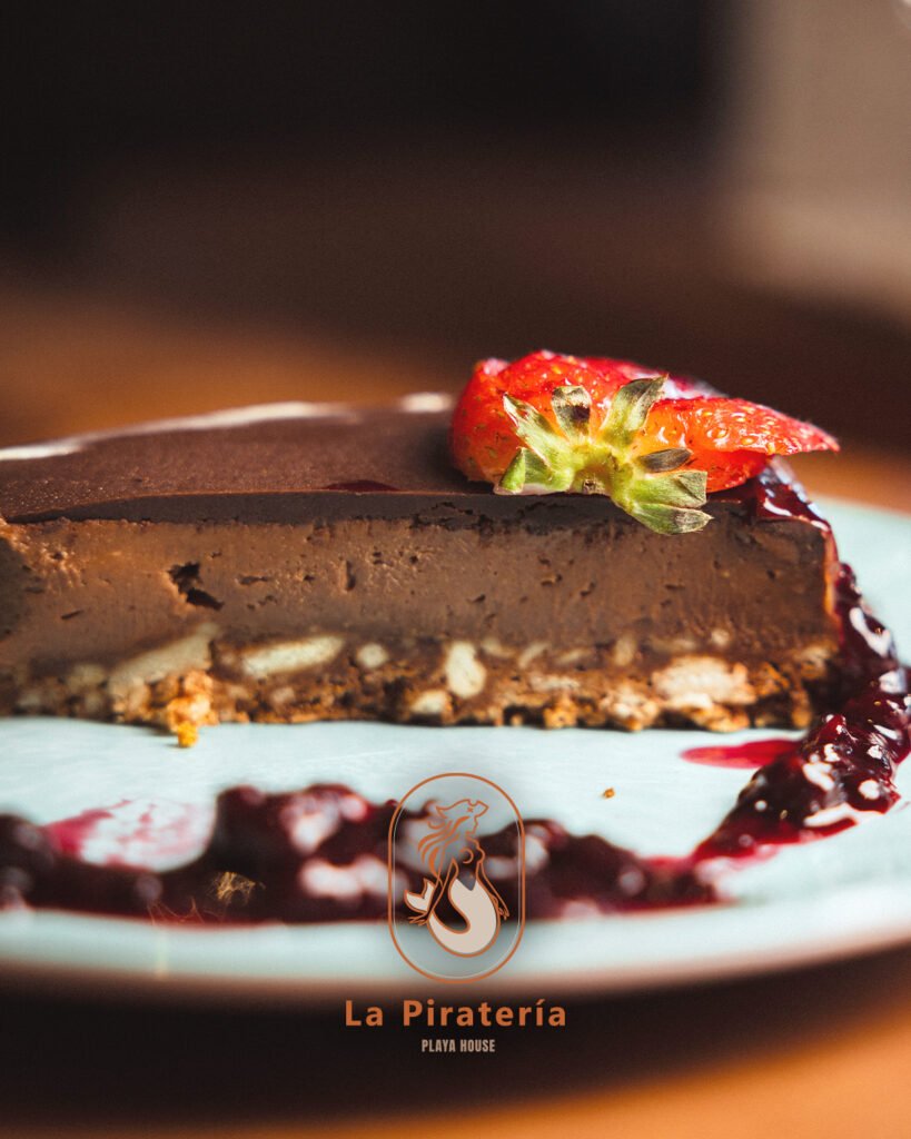 Porción de tarta de queso al horno con ganache de galletas Lotus y frutos rojos