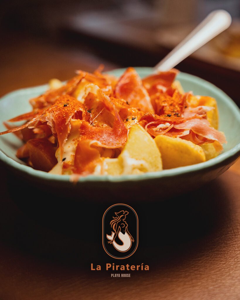 Patatas bravas con lascas de jamón ibérico