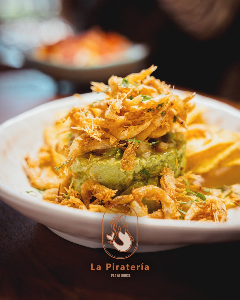 Guacamole casero coronado con gambas cristal fritas y nachos