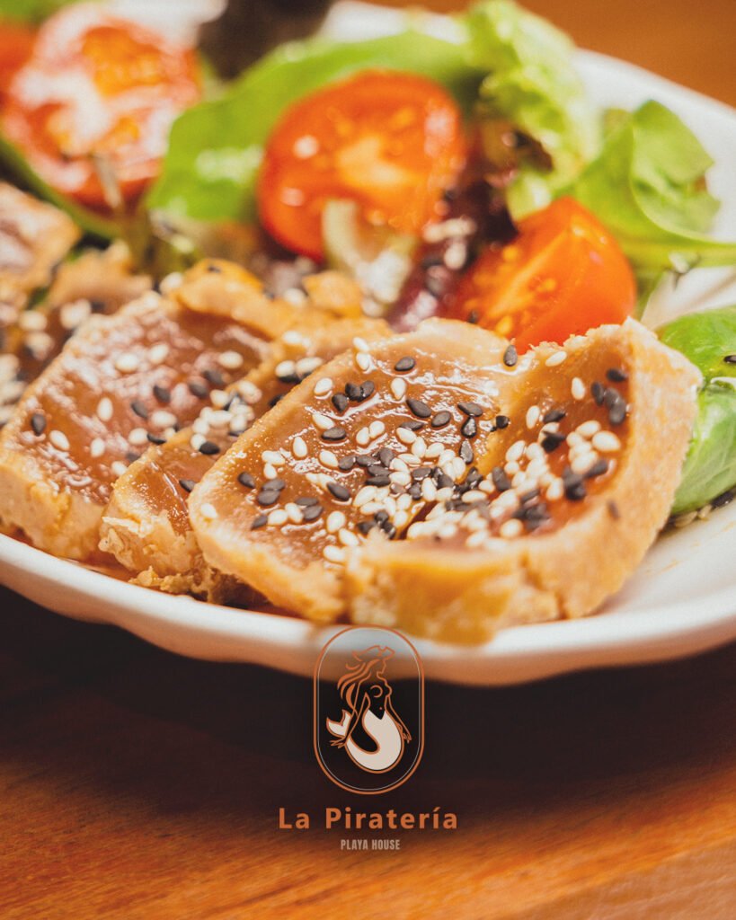 Tataki de atún con sésamo blanco y negro y ensalada de brotes