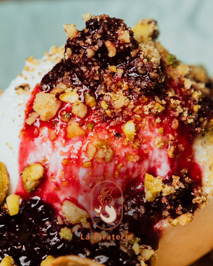 Helado de yogur con frutos rojos macerados y pistacho